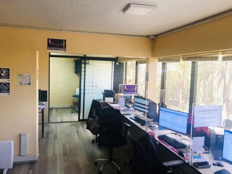 Sala del Centro de Operaciones Zonal de Santana, con estaciones de despacho y monitoreo de avisos de baja tensión.