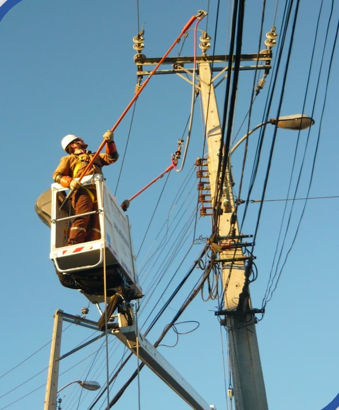 Brigada SAE de Santana trabajando en altura sobre una línea eléctrica de baja tensión.